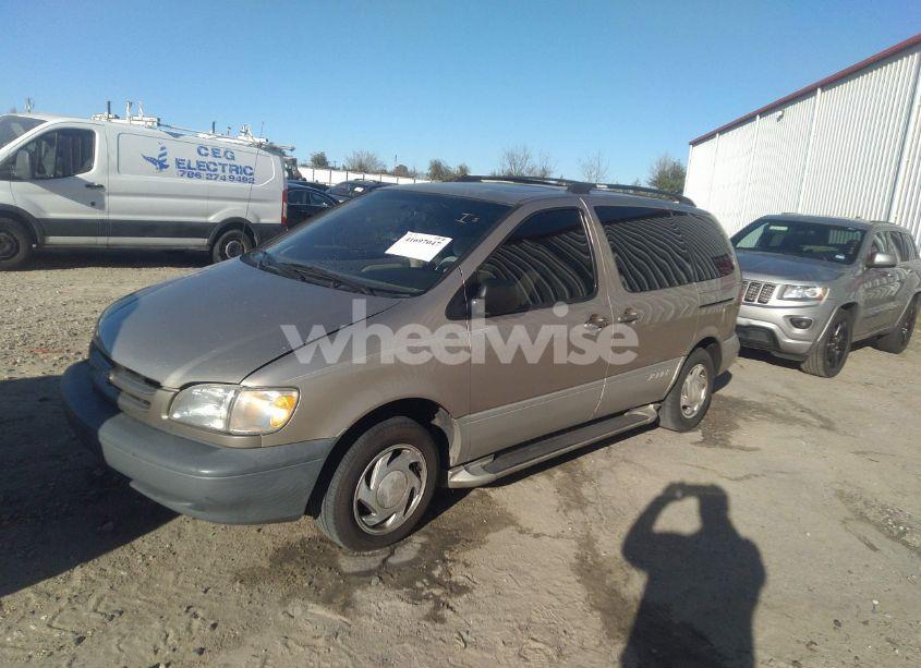 Photo 2 of 2000 Toyota Sienna XLE (VIN 4T3ZF13C5YU196543)