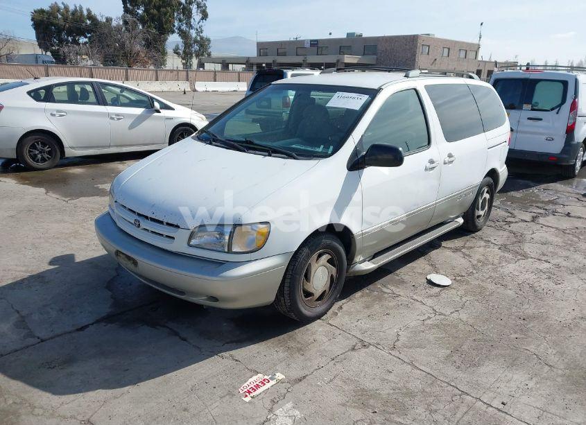 Photo 2 of 2000 Toyota Sienna XLE (VIN 4T3ZF13C5YU318561)