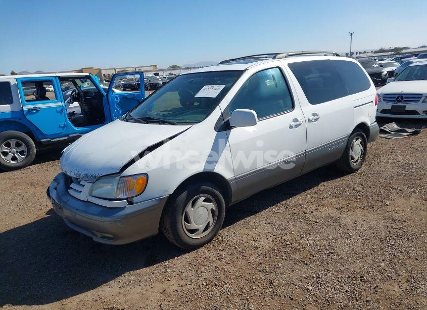 Photo 2 of 2002 Toyota Sienna XLE (VIN 4T3ZF13C62U444564)
