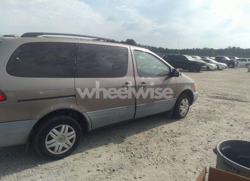 Photo 4 of 1999 Toyota Sienna LE (VIN 4T3ZF13C6XU098149)