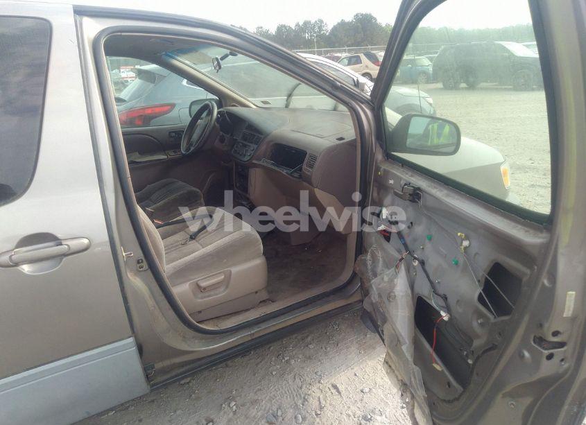 Photo 5 of 1999 Toyota Sienna LE (VIN 4T3ZF13C6XU098149)