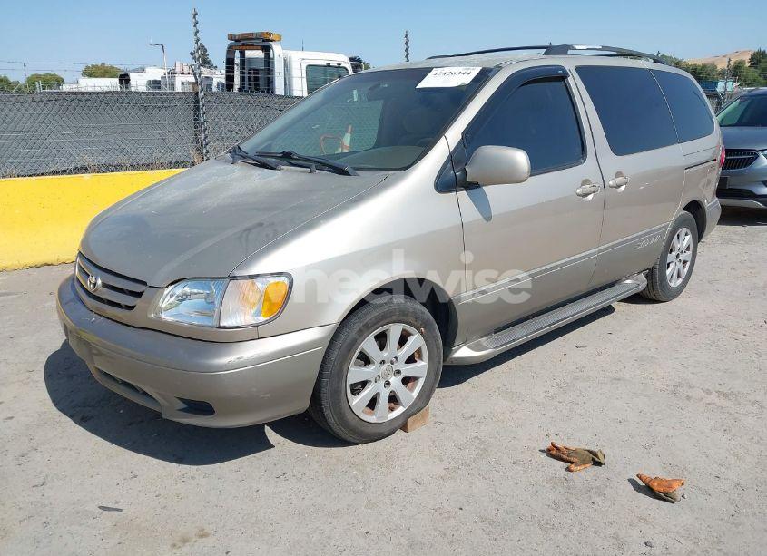Photo 2 of 2002 Toyota Sienna LE (VIN 4T3ZF13C72U473555)
