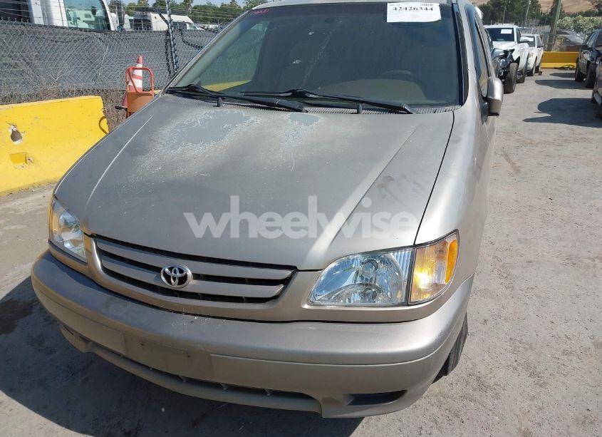 Photo 6 of 2002 Toyota Sienna LE (VIN 4T3ZF13C72U473555)