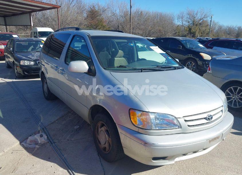 2002 Toyota Sienna LE (VIN 4T3ZF13C72U495961) main photo
