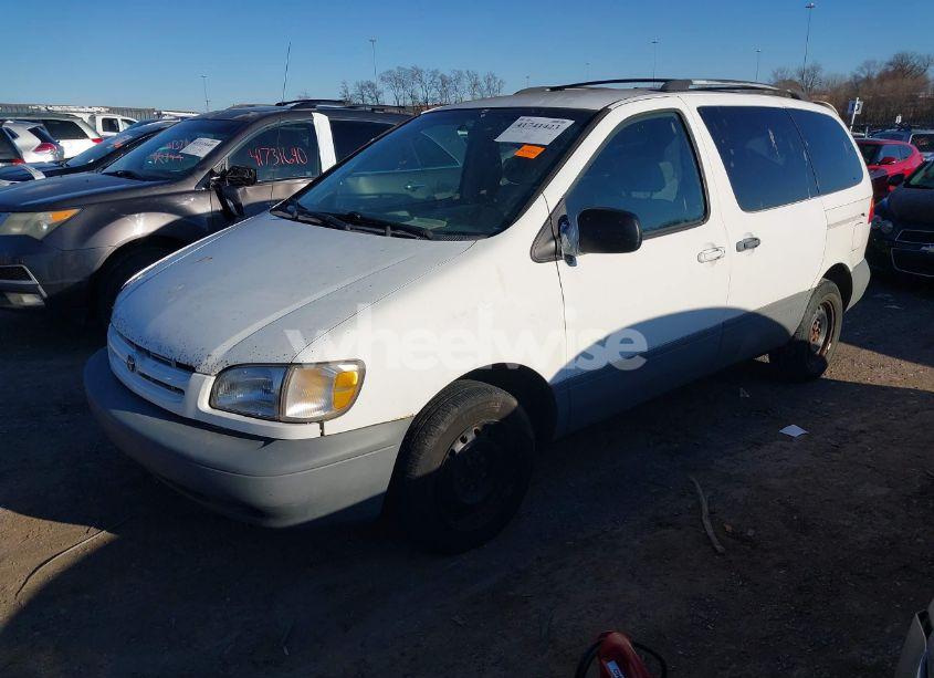 Photo 2 of 1998 Toyota Sienna LE (VIN 4T3ZF13C7WU002124)