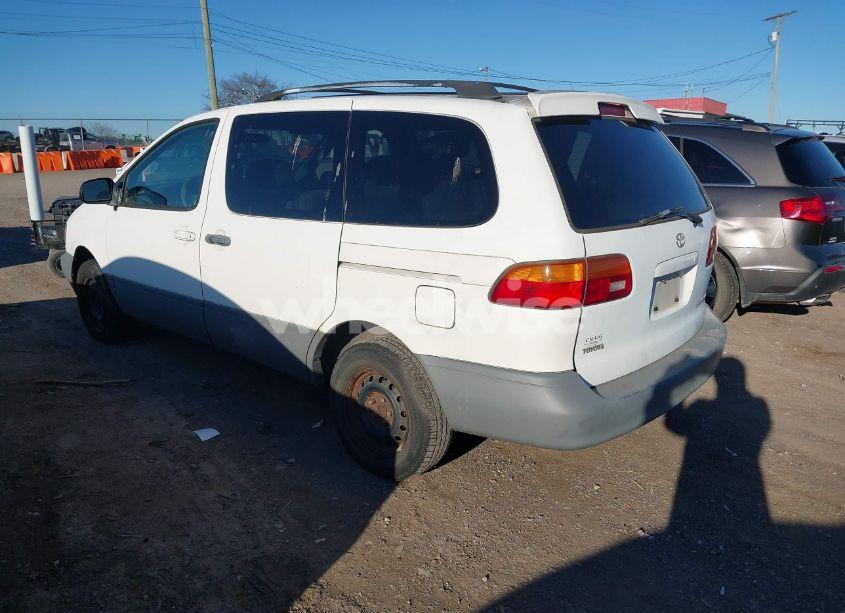Photo 3 of 1998 Toyota Sienna LE (VIN 4T3ZF13C7WU002124)