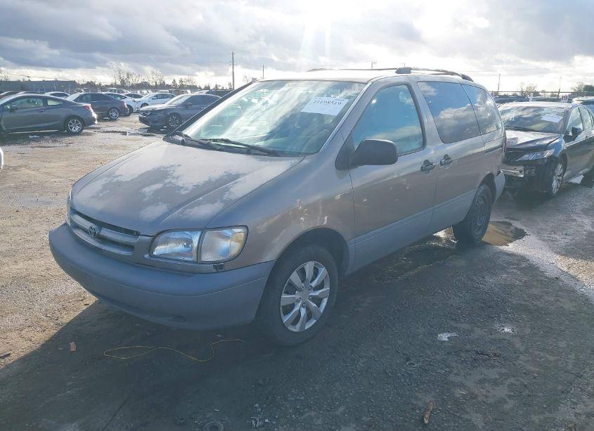 Photo 2 of 1998 Toyota Sienna LE (VIN 4T3ZF13C7WU031798)