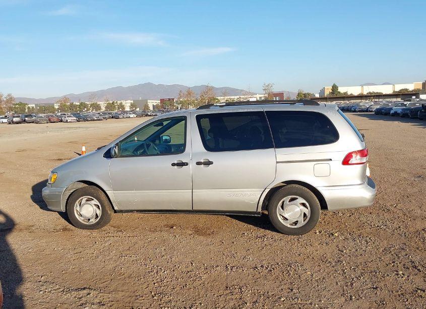 Photo 14 of 2002 Toyota Sienna LE (VIN 4T3ZF13C82U451614)