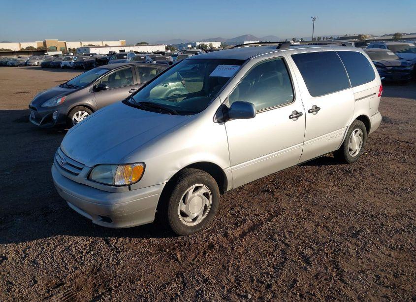 Photo 2 of 2002 Toyota Sienna LE (VIN 4T3ZF13C82U451614)