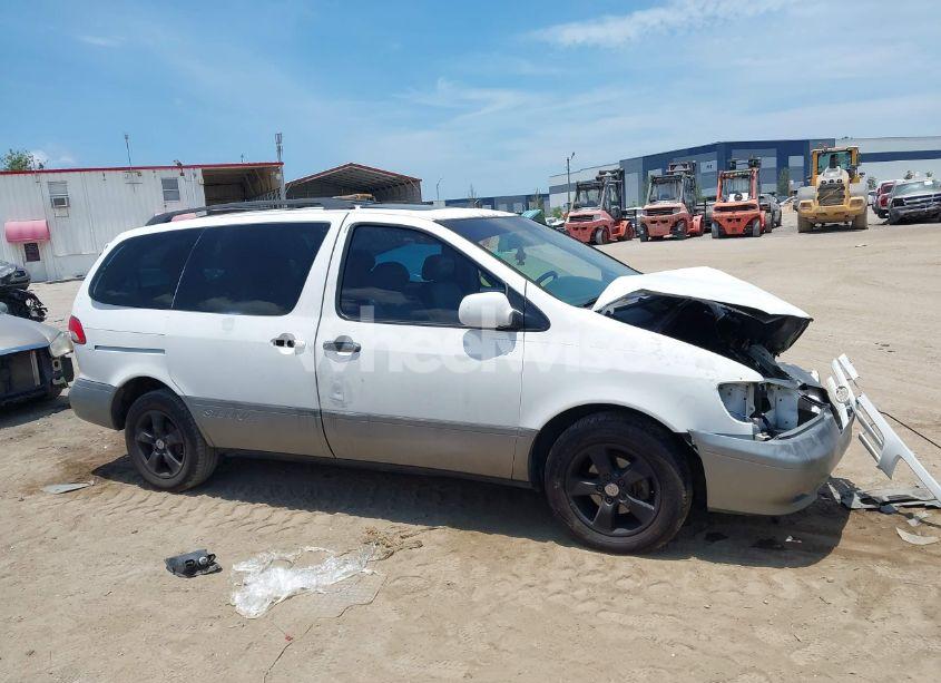 Photo 13 of 2002 Toyota Sienna XLE (VIN 4T3ZF13C82U472835)