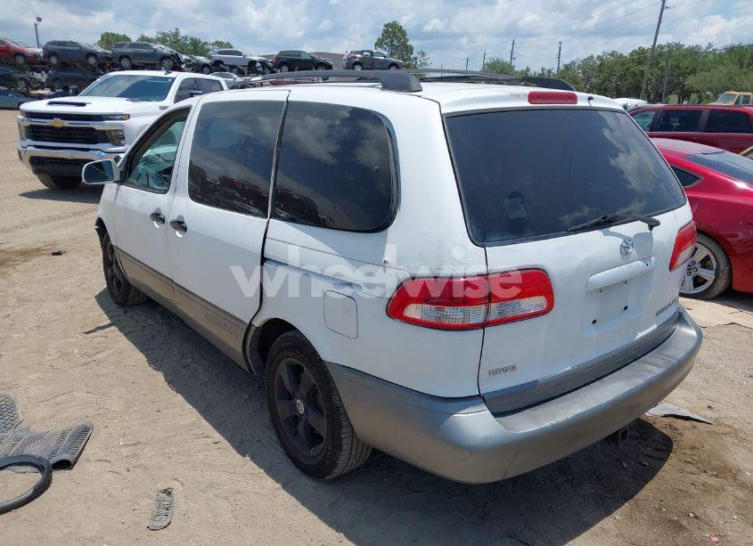 Photo 3 of 2002 Toyota Sienna XLE (VIN 4T3ZF13C82U472835)