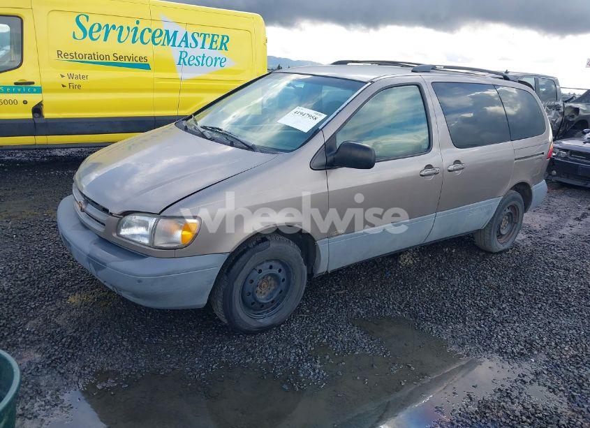 Photo 2 of 1998 Toyota Sienna LE (VIN 4T3ZF13C8WU021653)