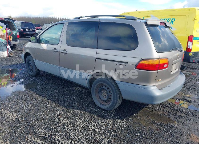 Photo 3 of 1998 Toyota Sienna LE (VIN 4T3ZF13C8WU021653)