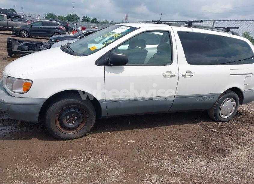 Photo 2 of 1999 Toyota Sienna LE (VIN 4T3ZF13C8XU133869)