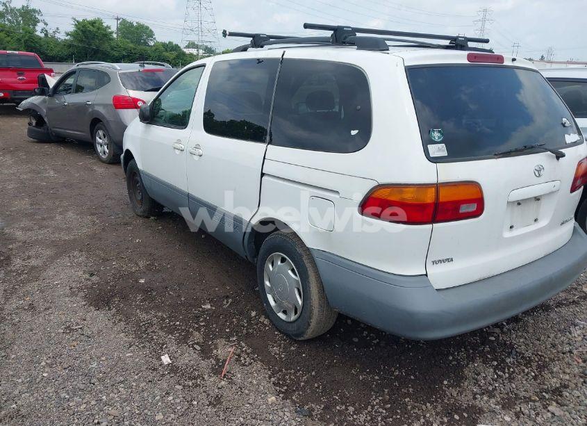 Photo 3 of 1999 Toyota Sienna LE (VIN 4T3ZF13C8XU133869)