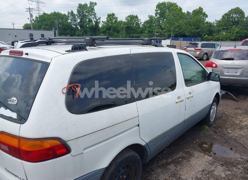 Photo 4 of 1999 Toyota Sienna LE (VIN 4T3ZF13C8XU133869)
