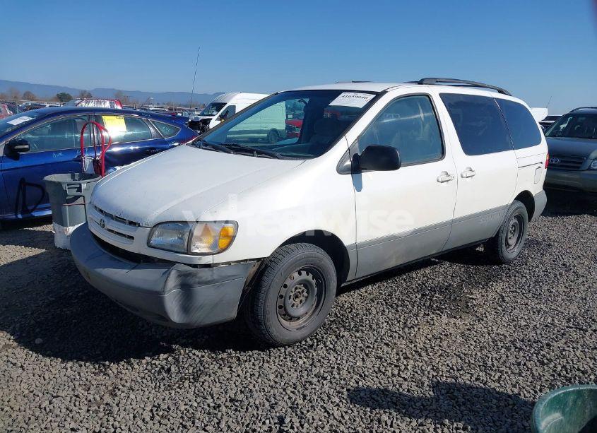 Photo 2 of 2000 Toyota Sienna LE/XLE (VIN 4T3ZF13C8YU256668)