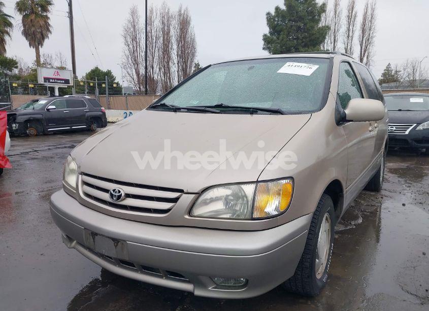 Photo 2 of 2002 Toyota Sienna XLE (VIN 4T3ZF13C92U444834)