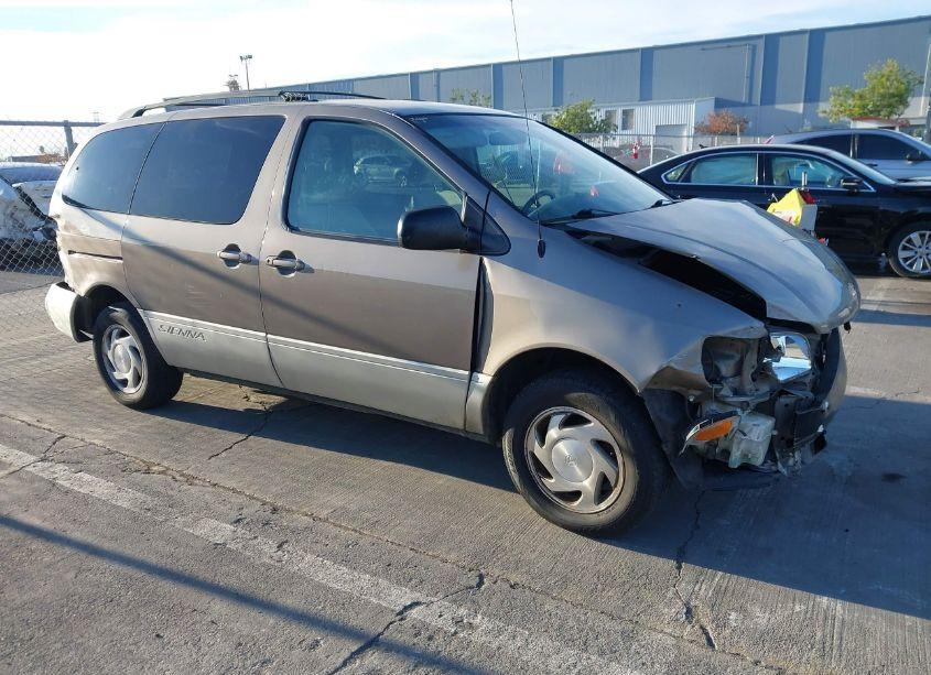 1999 Toyota Sienna LE/XLE (VIN 4T3ZF13C9XU131936) main photo