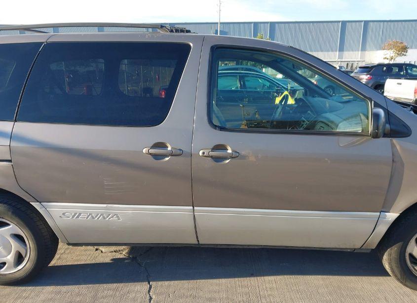 Photo 13 of 1999 Toyota Sienna LE/XLE (VIN 4T3ZF13C9XU131936)