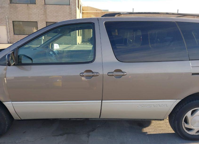 Photo 14 of 1999 Toyota Sienna LE/XLE (VIN 4T3ZF13C9XU131936)