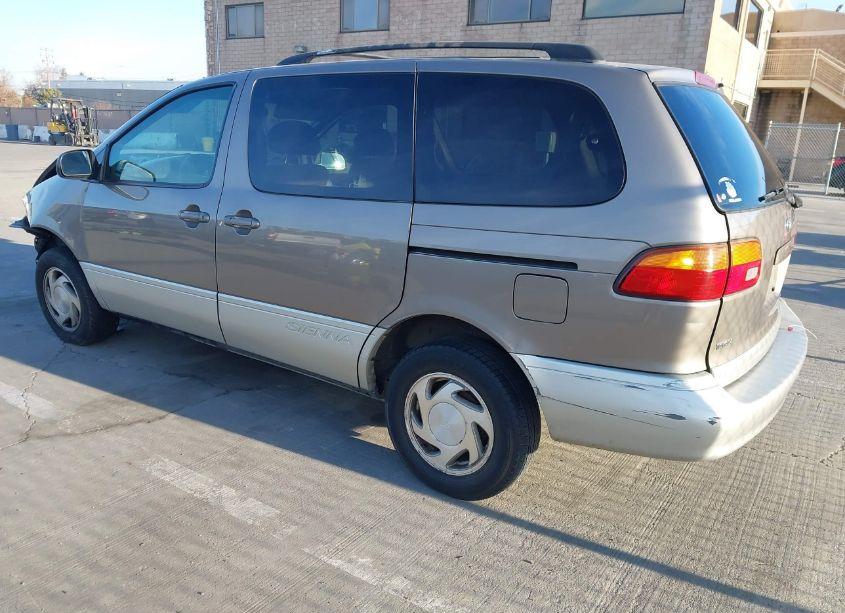 Photo 3 of 1999 Toyota Sienna LE/XLE (VIN 4T3ZF13C9XU131936)