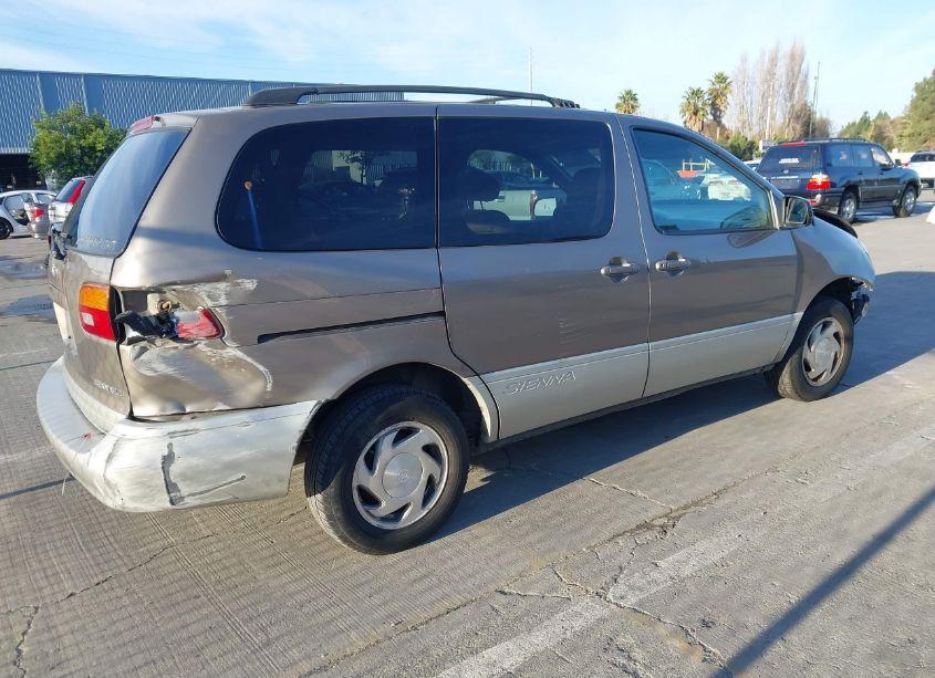 Photo 4 of 1999 Toyota Sienna LE/XLE (VIN 4T3ZF13C9XU131936)