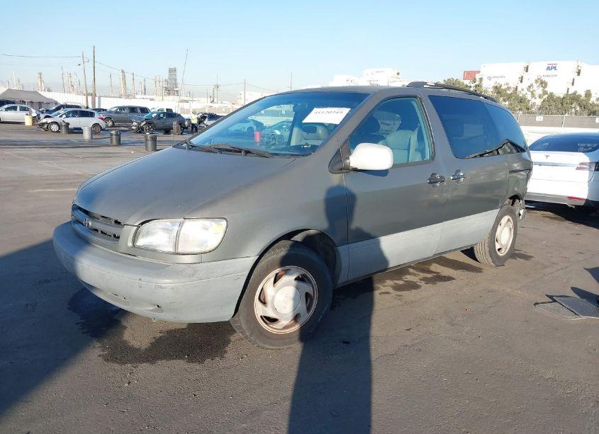 Photo 2 of 2000 Toyota Sienna LE (VIN 4T3ZF13C9YU277318)