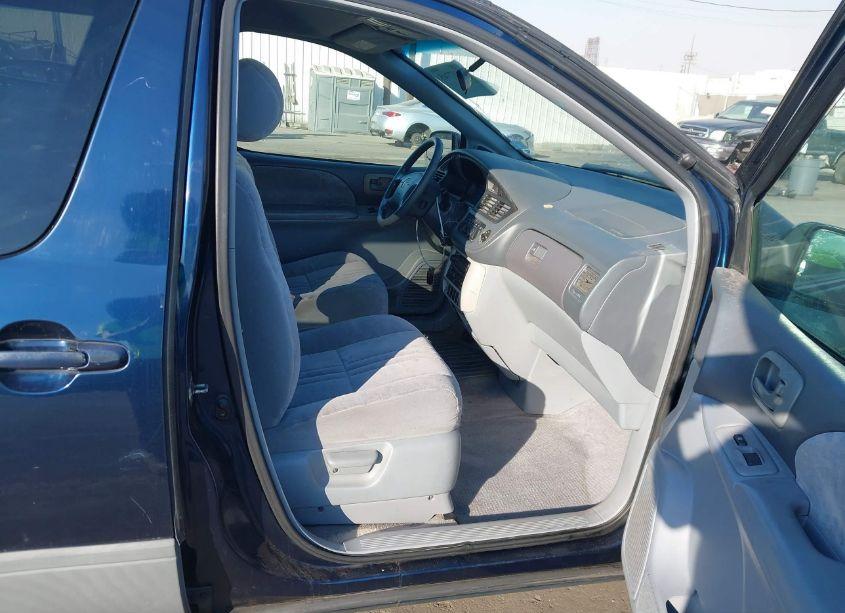 Photo 5 of 2001 Toyota Sienna LE (VIN 4T3ZF13CX1U342943)