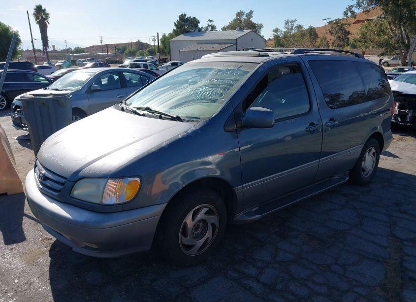 Photo 2 of 2001 Toyota Sienna XLE (VIN 4T3ZF13CX1U360679)