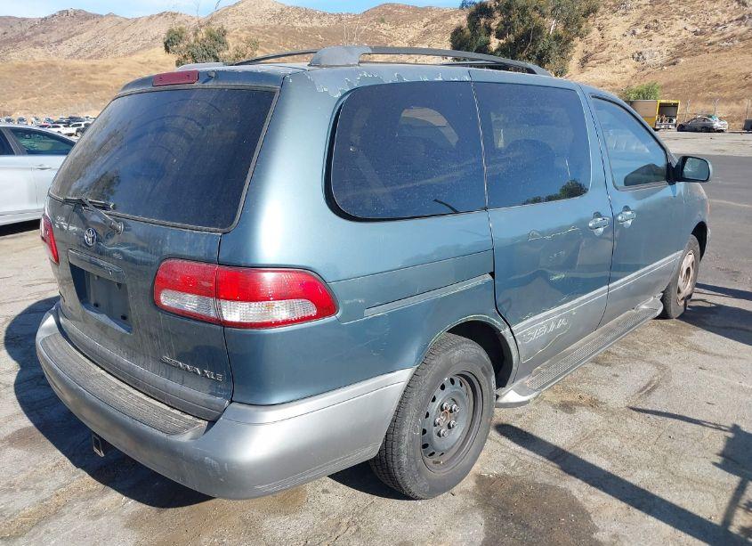 Photo 4 of 2001 Toyota Sienna XLE (VIN 4T3ZF13CX1U360679)
