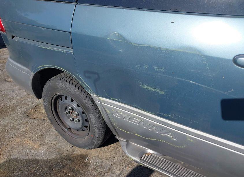 Photo 6 of 2001 Toyota Sienna XLE (VIN 4T3ZF13CX1U360679)