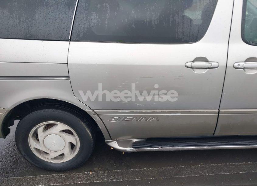 Photo 6 of 2001 Toyota Sienna XLE (VIN 4T3ZF13CX1U400520)