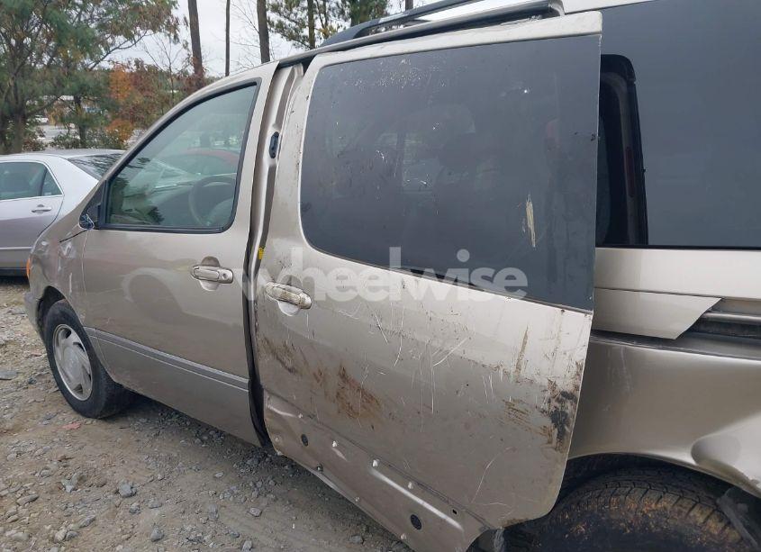 Photo 12 of 2002 Toyota Sienna LE (VIN 4T3ZF13CX2U427914)