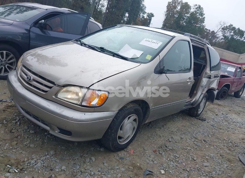 Photo 2 of 2002 Toyota Sienna LE (VIN 4T3ZF13CX2U427914)