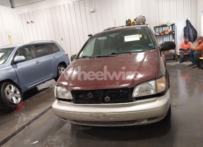 Photo 13 of 1998 Toyota Sienna XLE (VIN 4T3ZF13CXWU070319)