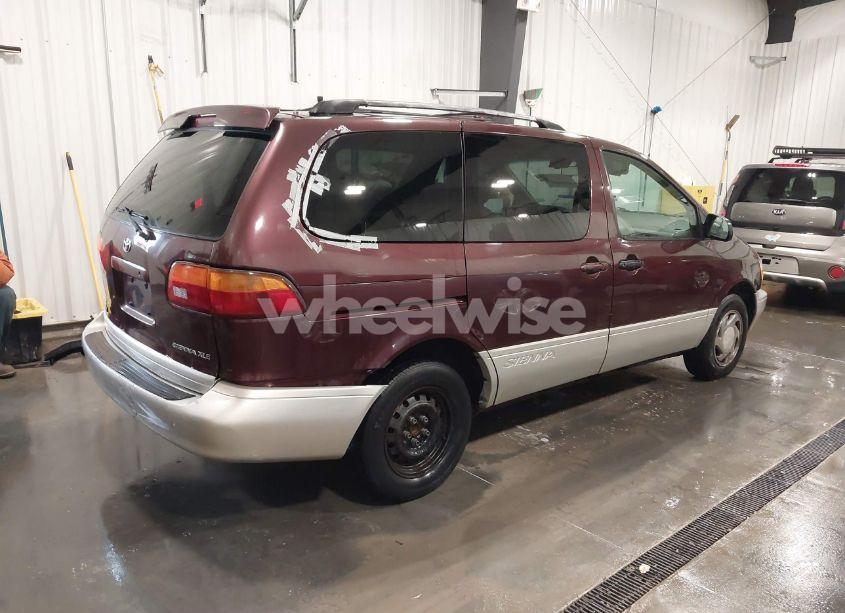 Photo 4 of 1998 Toyota Sienna XLE (VIN 4T3ZF13CXWU070319)