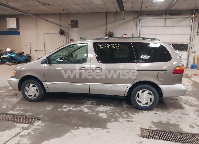 Photo 12 of 1999 Toyota Sienna LE/XLE (VIN 4T3ZF13CXXU127488)