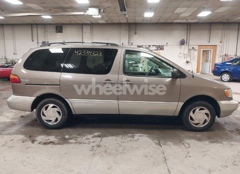 Photo 14 of 1999 Toyota Sienna LE/XLE (VIN 4T3ZF13CXXU127488)