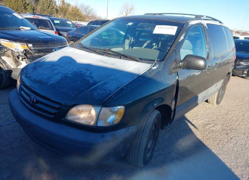 Photo 2 of 2002 Toyota Sienna CE (VIN 4T3ZF19C32U424893)