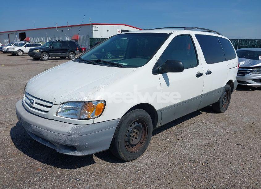 Photo 2 of 2002 Toyota Sienna CE (VIN 4T3ZF19C32U425073)