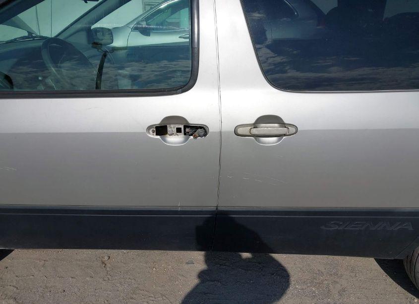 Photo 12 of 2003 Toyota Sienna CE (VIN 4T3ZF19C53U540193)