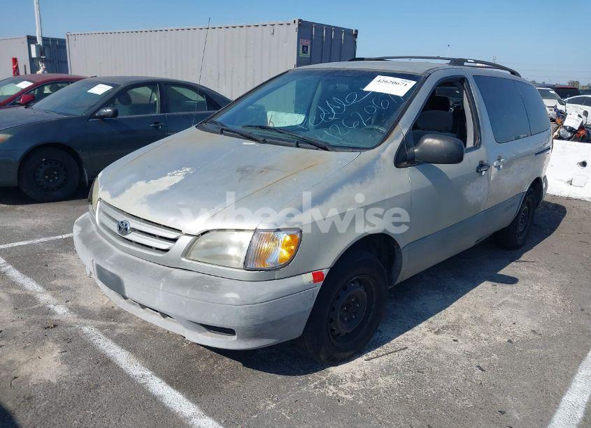 Photo 2 of 2002 Toyota Sienna CE (VIN 4T3ZF19C72U470601)
