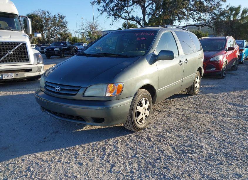 Photo 2 of 2002 Toyota Sienna CE (VIN 4T3ZF19C72U504276)