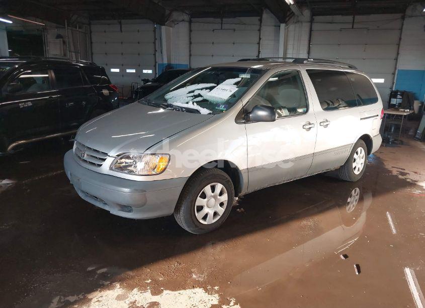 Photo 2 of 2002 Toyota Sienna CE (VIN 4T3ZF19CX2U482841)