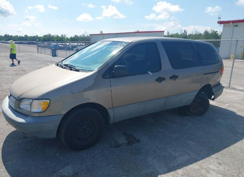 Photo 2 of 1999 Toyota Sienna CE (VIN 4T3ZF19CXXU121715)