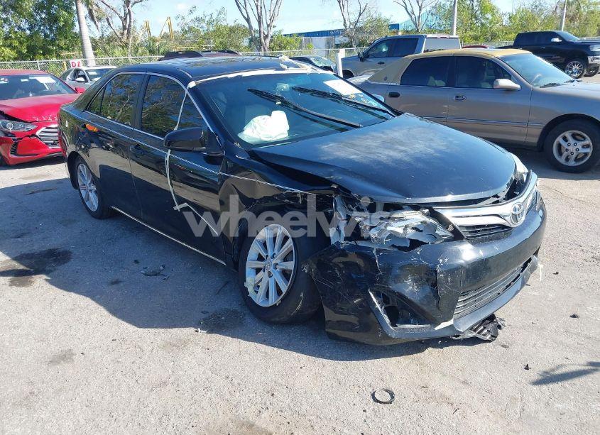 2013 Toyota Camry XLE (VIN 4T4BF1FK0DR321557) main photo