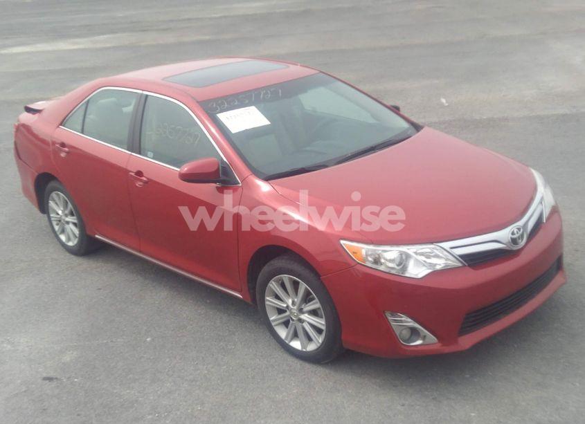 2013 Toyota Camry XLE (VIN 4T4BF1FK0DR333305) main photo
