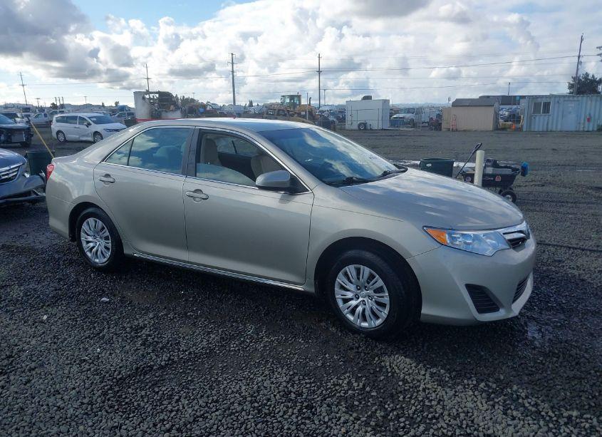 2014 Toyota Camry LE (VIN 4T4BF1FK0ER369660) main photo