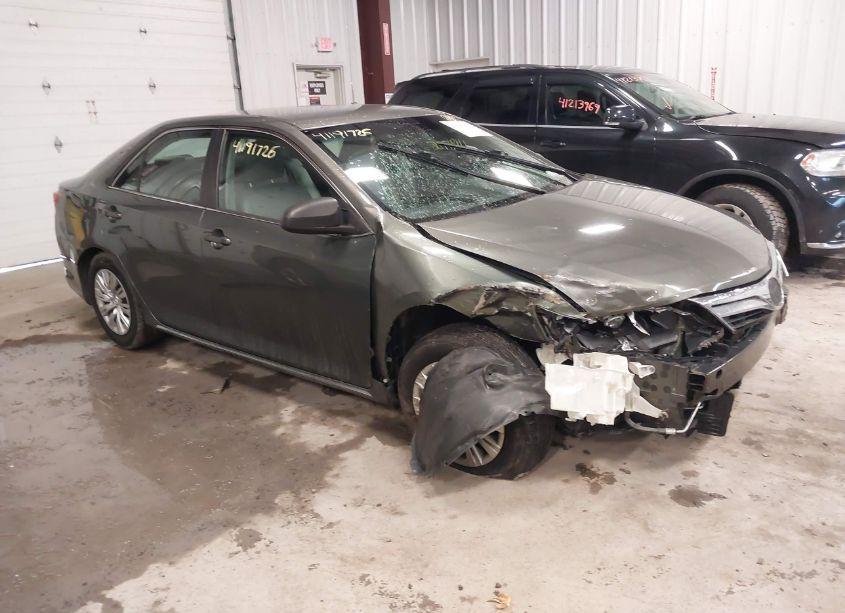 2014 Toyota Camry LE (VIN 4T4BF1FK0ER377385) main photo